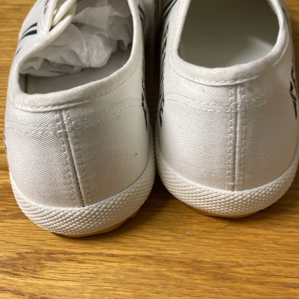 Felyue DaFa White Sneakers Size 40 men’s size Is 7 women’s size is 9 NWT